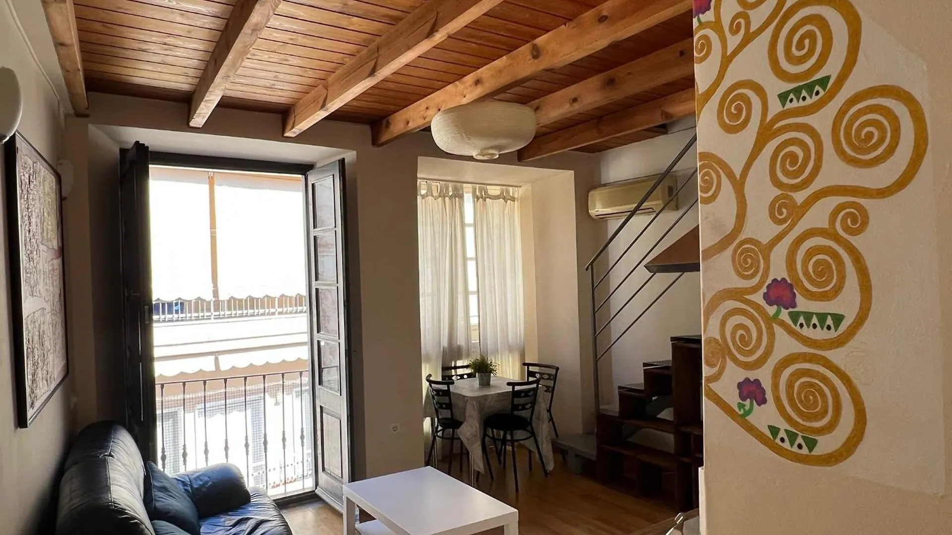 Malaga Centre Wood & Light Apartment
